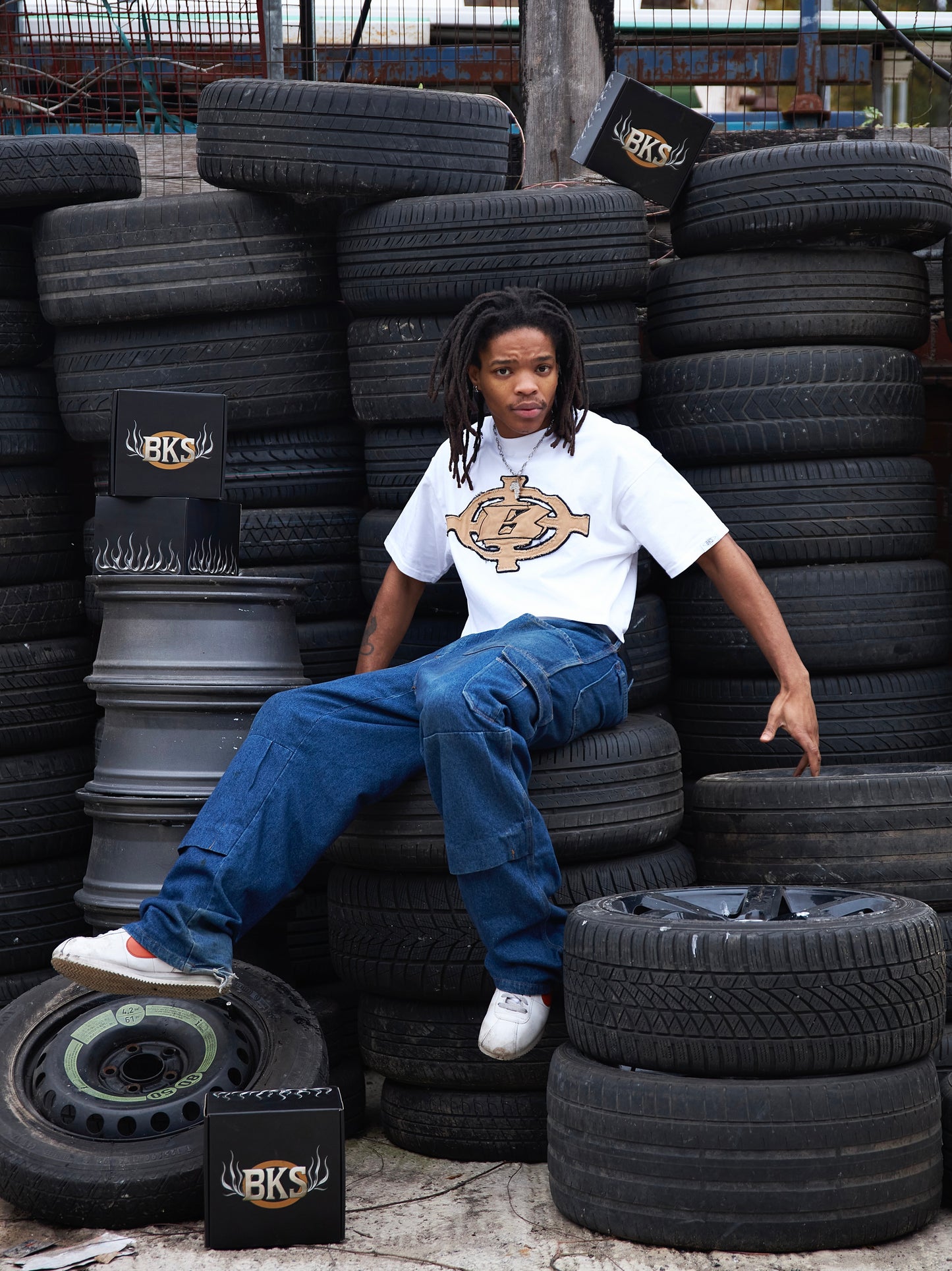 BLOCK RUNNER TEE - WHITE x BROWN