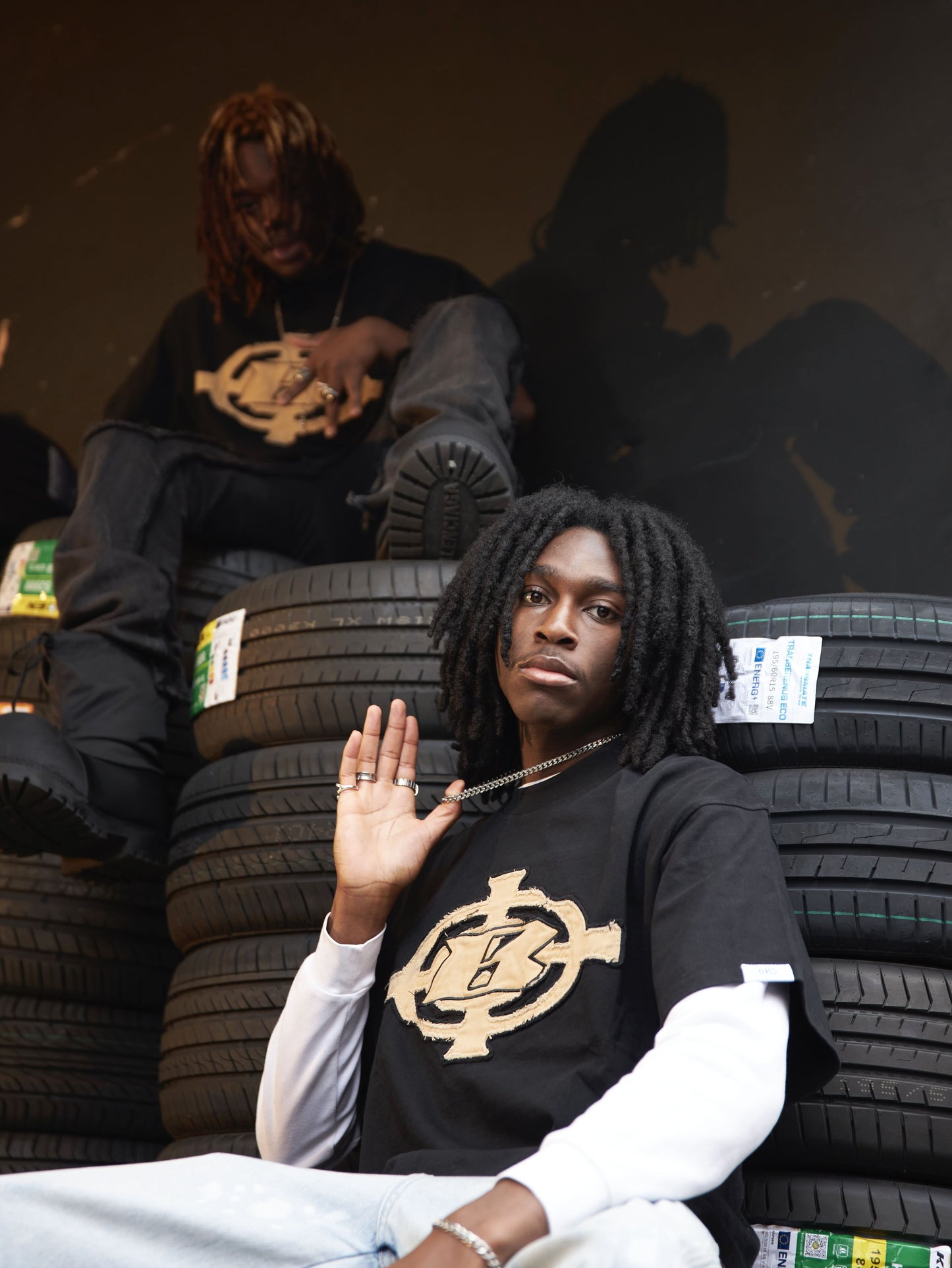 BLOCK RUNNER TEE - BLACK x BROWN