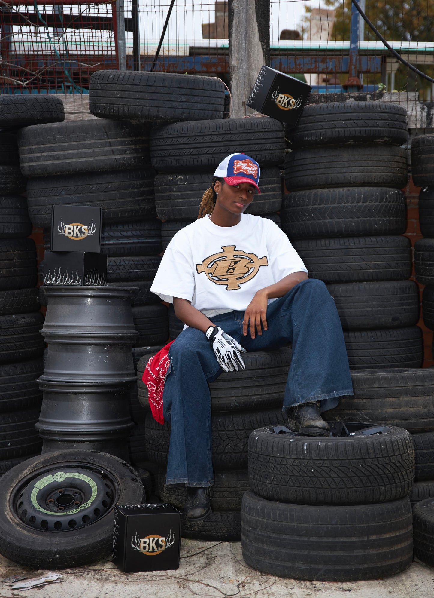 BLOCK RUNNER TEE - WHITE x BROWN